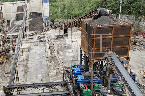 四臺華盛銘對輥制砂機 砂石生產(chǎn)線配備四臺對輥制砂機